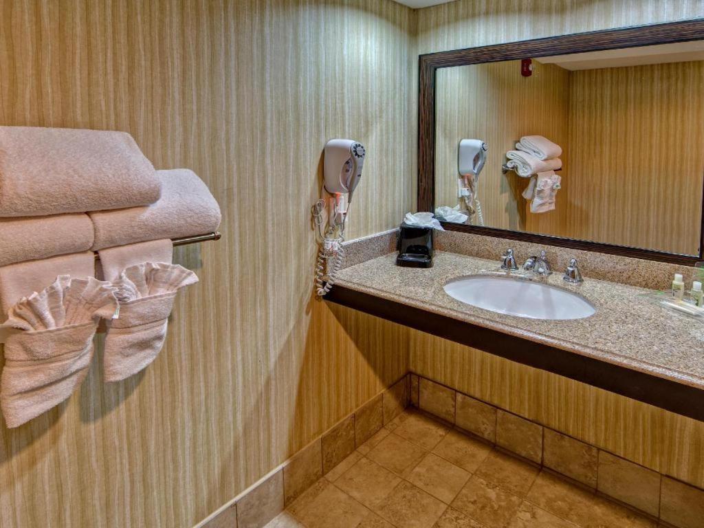 Clarion Hotel & Suites Conference Center Memphis Airport Eksteriør billede